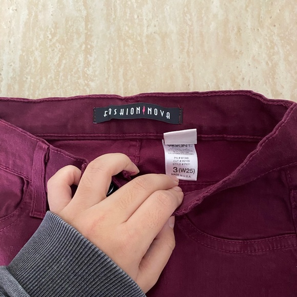 Distracted high rise - Red - Picture 5 of 5